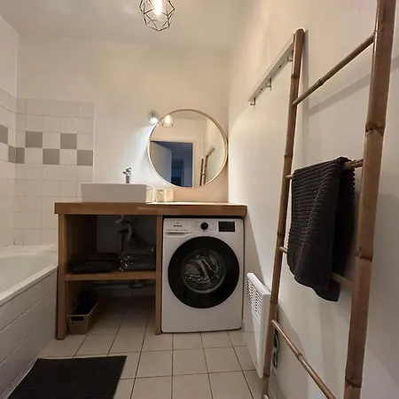 F3 Central, Bright And Quiet In Apartment *
